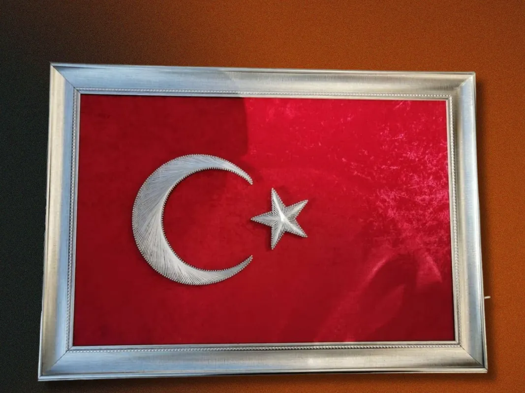 Türk Bayrağı Filografi Tablo  30x50 cm Kırmızı Kumaş Üzeri El Yapımı Vatan Temalı Dekor