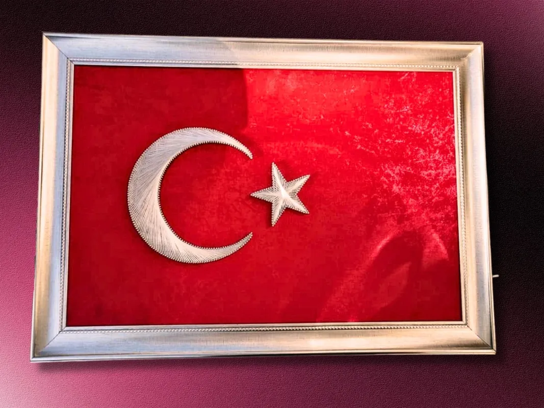 Türk Bayrağı Filografi Tablo  30x50 cm Kırmızı Kumaş Üzeri El Yapımı Vatan Temalı Dekor