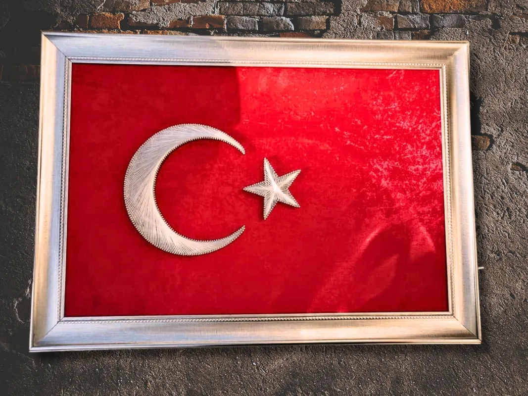 Türk Bayrağı Filografi Tablo  30x50 cm Kırmızı Kumaş Üzeri El Yapımı Vatan Temalı Dekor