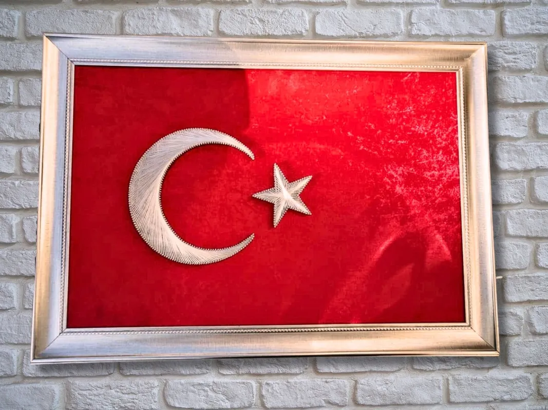 Türk Bayrağı Filografi Tablo  30x50 cm Kırmızı Kumaş Üzeri El Yapımı Vatan Temalı Dekor