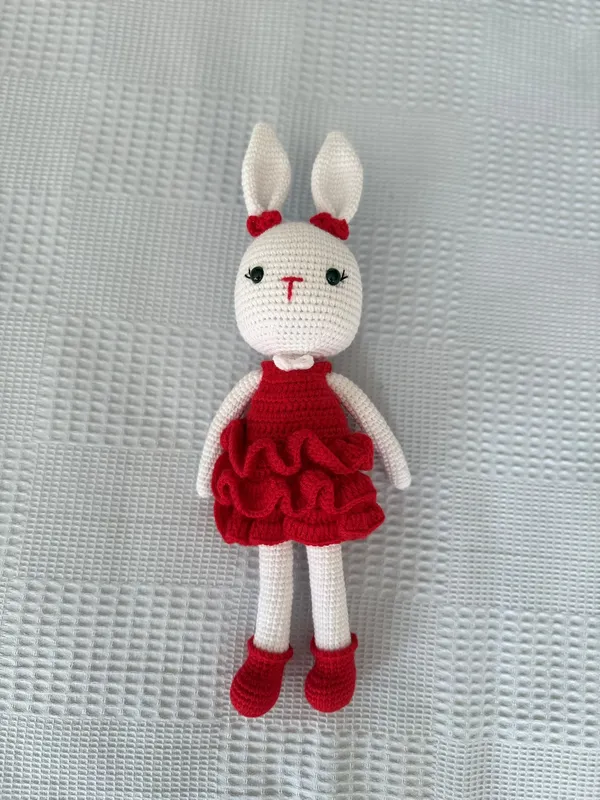 Kırmızı Kıyafetli Tavşan Amigurumi Anahtarlık El Emeği Hediye