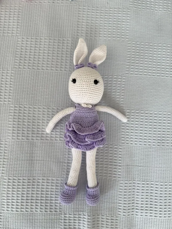 Mor Giyimli Tavşan Amigurumi Anahtarlık Şık ve Sevimli El Emeği Aksesuar