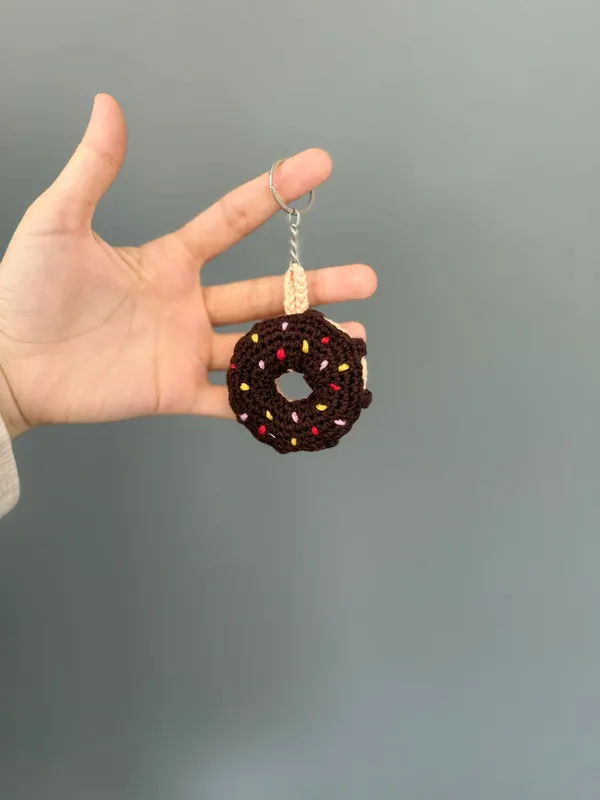 Donut Kek Motifli Amigurumi Anahtarlık – Tatlı ve Renkli Aksesuar