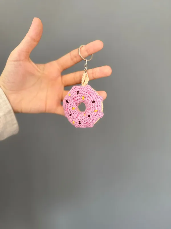 Pembe Donut Kek Motifli Amigurumi Anahtarlık – Tatlı ve Renkli Kişisel Aksesuar