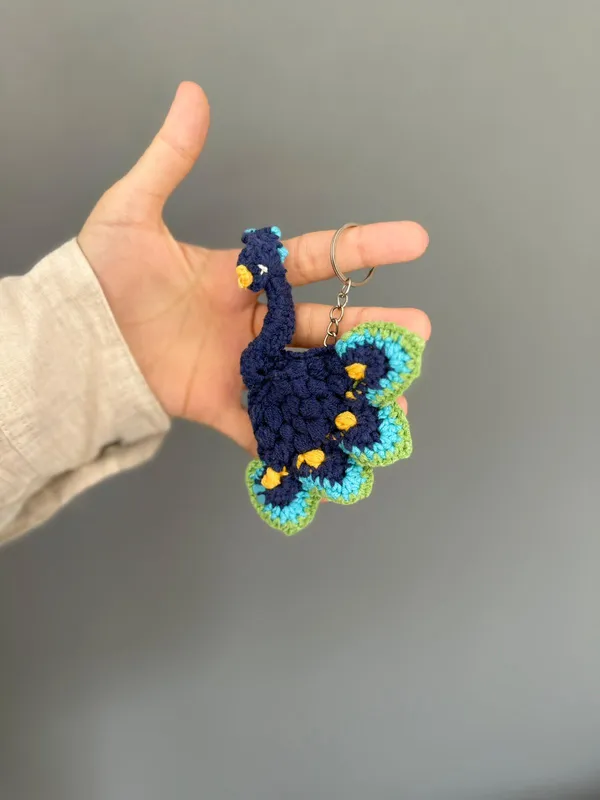Tavuskuşu Amigurumi Anahtarlık – Renkli, Şık ve Özel Hediye