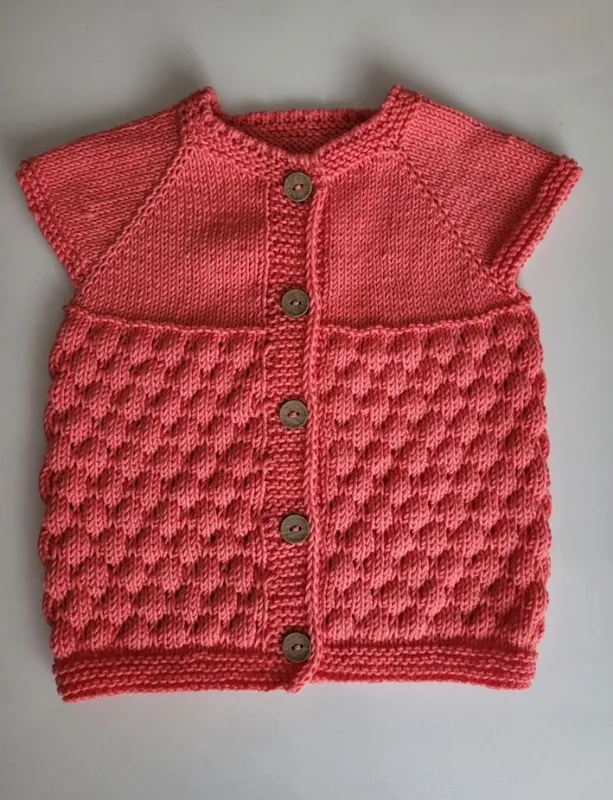 organik ip ve ahşap düğmelerle hazırlanan bonbon model bebek yeleği
