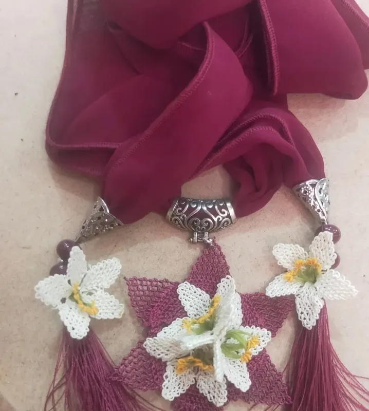 Bordo Krep Şifon Fular Krem İğne Oyası Çiçekli El Yapımı Model