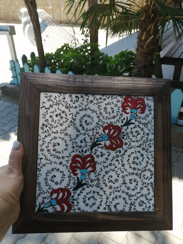 Kırmızı Lalelerle Bezenmiş 20x20 El Yapımı Klasik Çini Sanatı Duvar Panosu