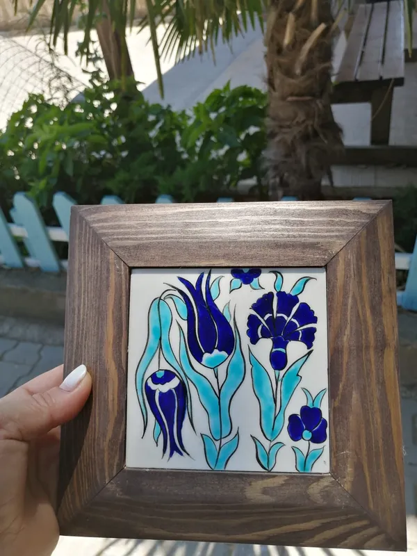 Turkuaz ve Lacivert Lale Desenli El Yapımı 10x10 Çini Duvar Panosu