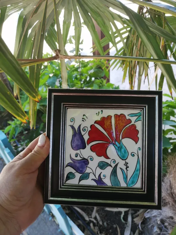Kırmızı Hatmi ve Mor Laleler Desenli El Yapımı Çini Tablo 10x10 cm Dekoratif Pano