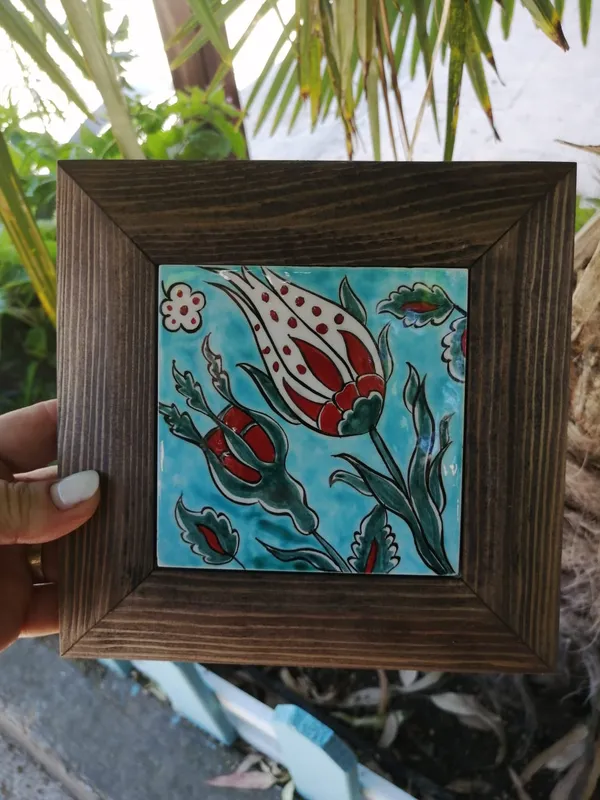 Turkuaz Zemin Üzerine Lale Desenli El Yapımı Çini Tablo 10x10 cm Ahşap Çerçeveli Sanat P