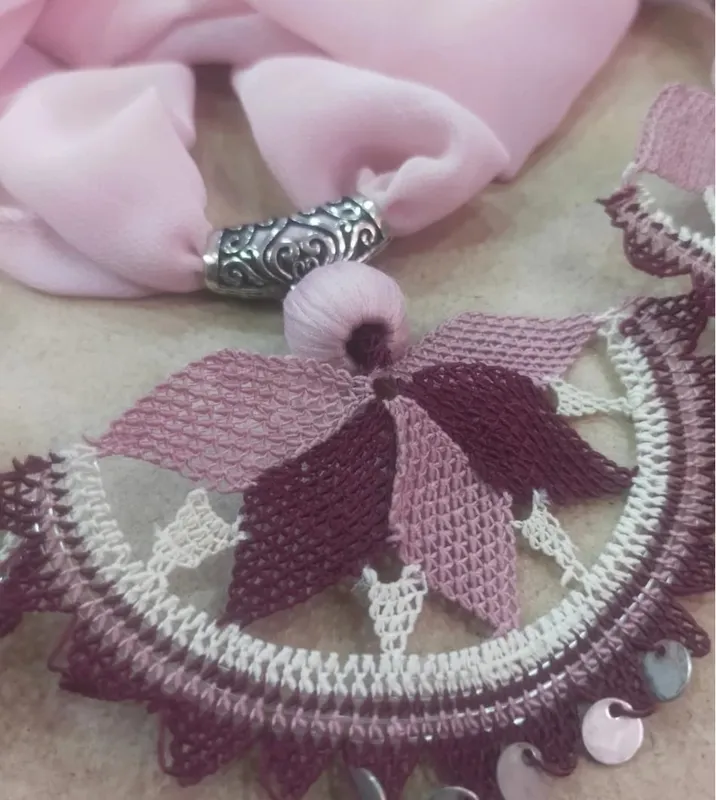 Pudra Renkli Şal Kolye  El Yapımı Mor Tonlu İğne Oyası Motifli
