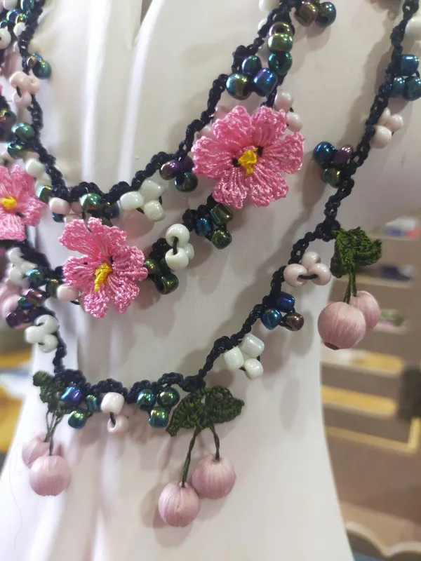 Çerkez ve Kiraz Oyalı Asansörlü Otantik Kolye  Pembe Çiçekli Romantik