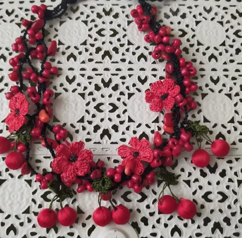 Ateş Kırmızısı Çiçekli El Yapımı Otantik Saç Aksesuarı Cesur ve Etkileyici