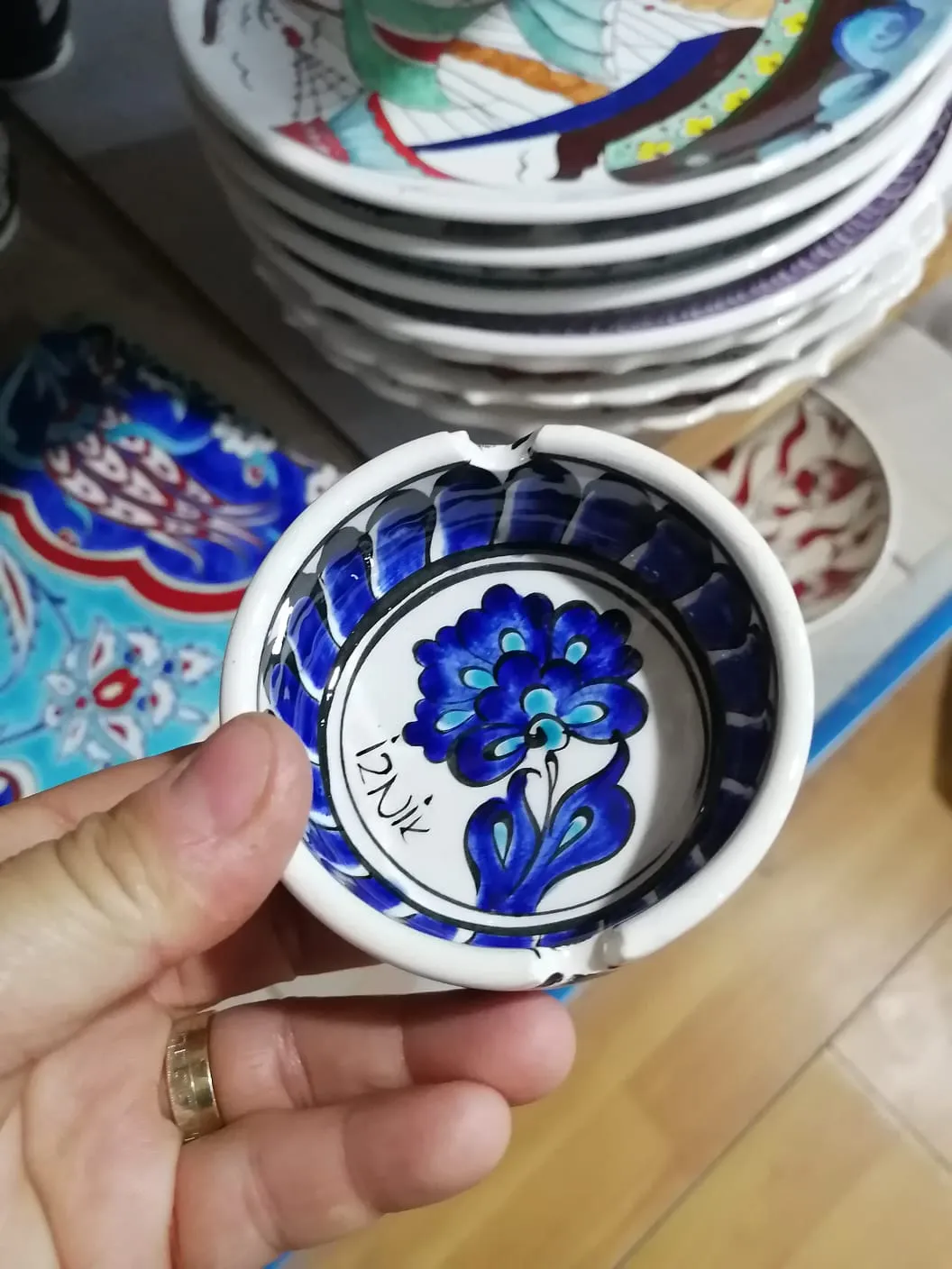 Lacivert Çiçek Desenli El Yapımı İznik Çini Kül Tablası
