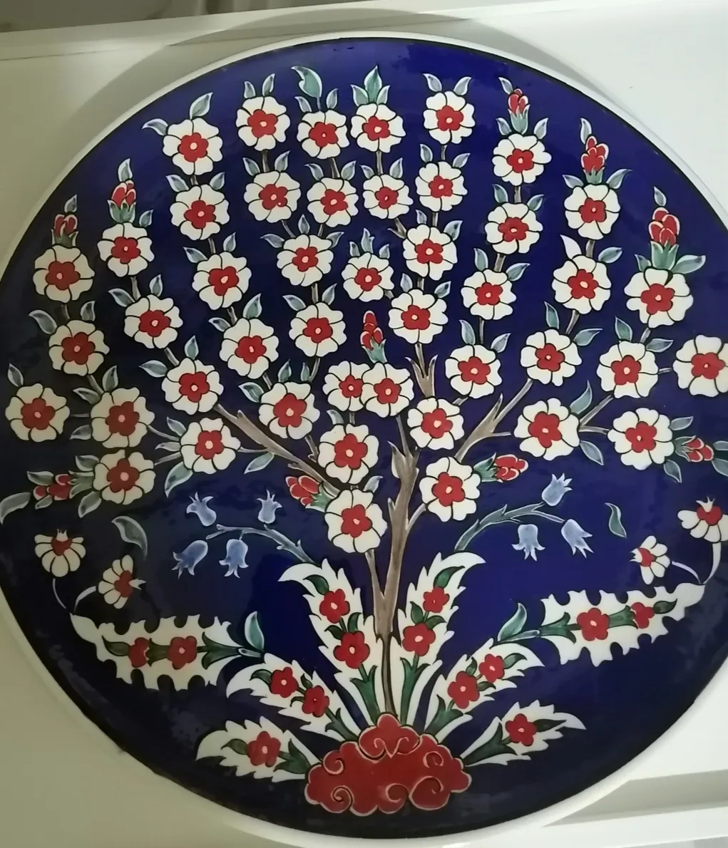 Kırmızı Beyaz Çiçekli Hayat Ağacı Desenli Lacivert Zeminli El Yapımı Çini Tabak