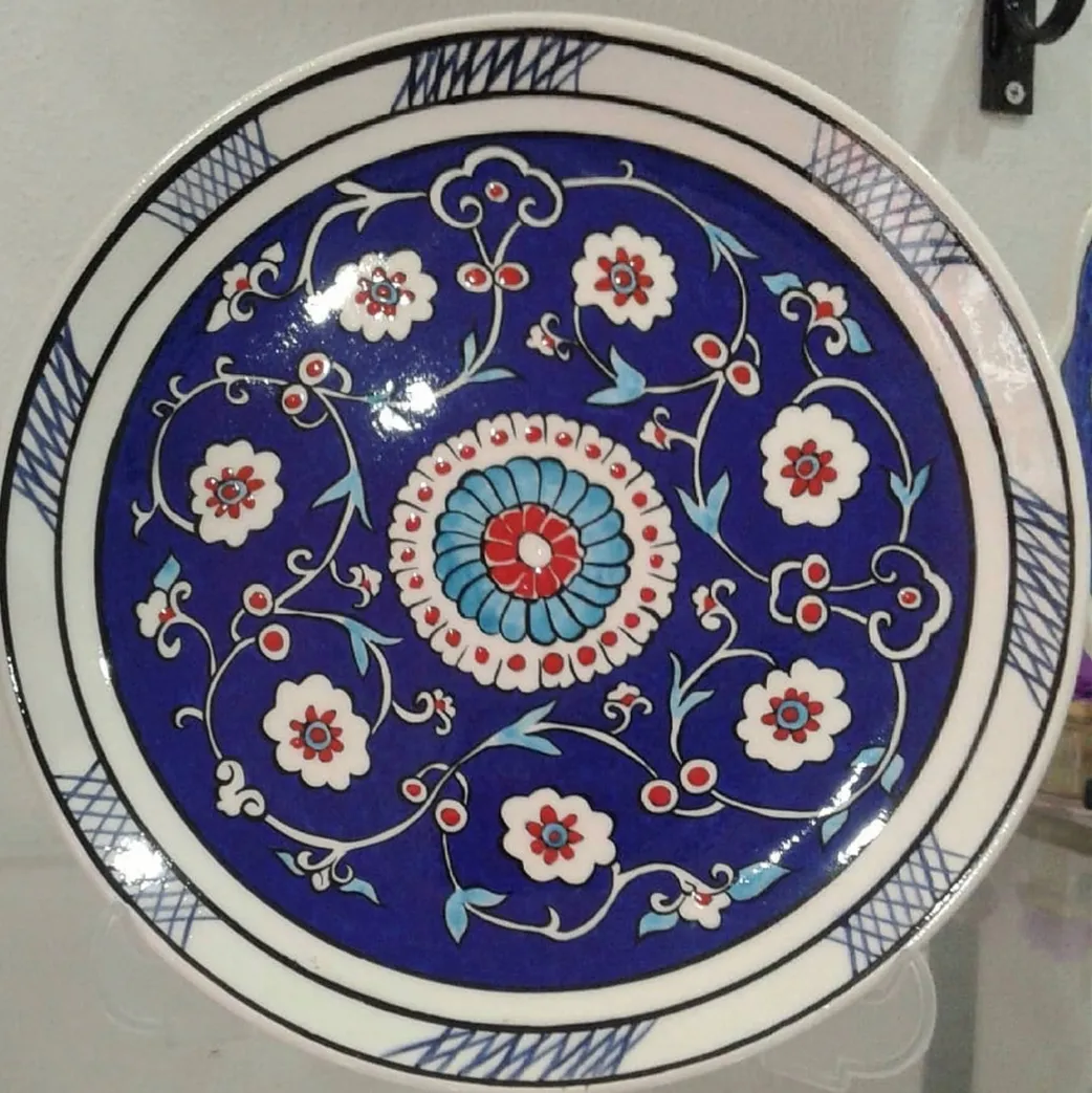 Geometrik Rumi Çiçek Motifli Kobalt Mavi Çini Tabak – El Boyaması Anadolu Sanatı
