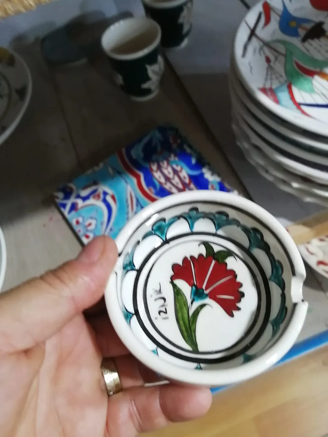 Kırmızı Karanfil Motifli El Boyama İznik Kül Tablası