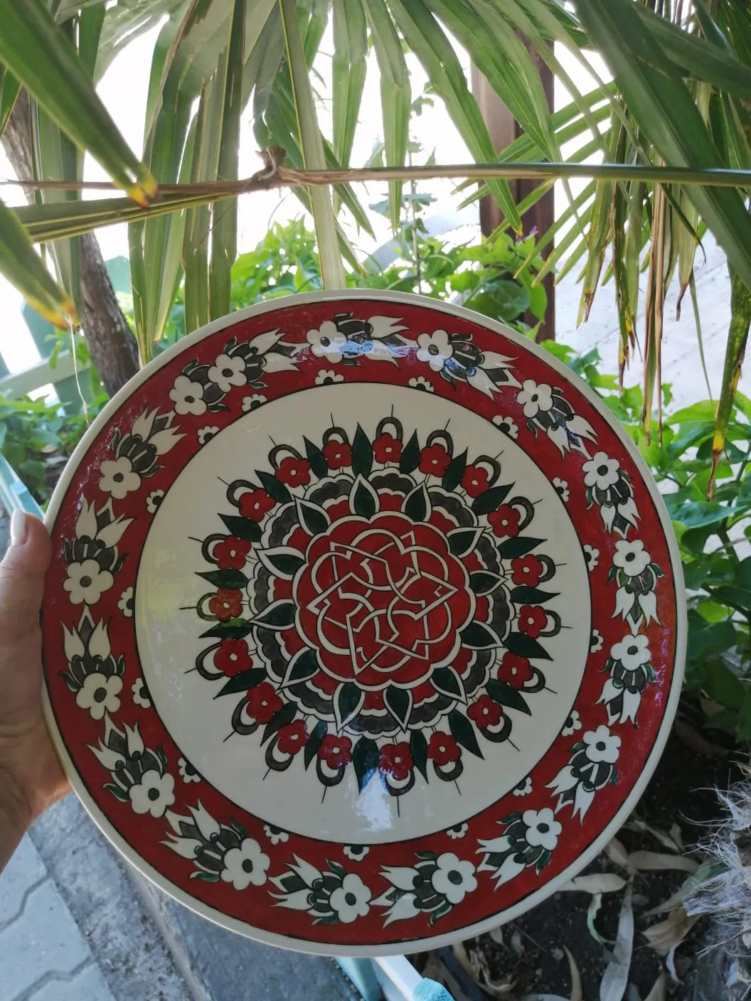 Anadolu Motifli Kırmızı Çiçek Desenli El İşçiliği Çini Duvar Tabağı