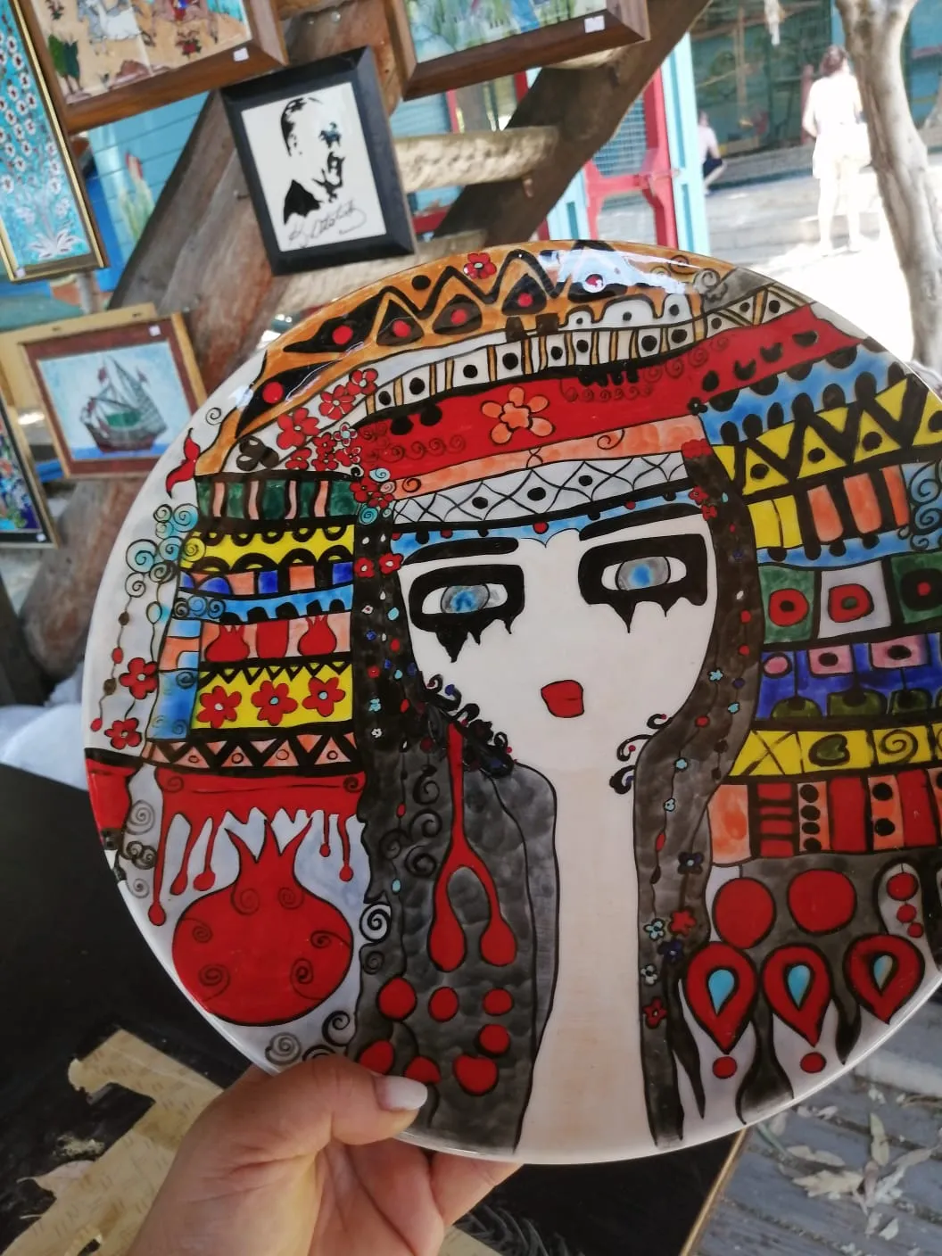 Modern Anadolu Kadını Temalı Renkli El Boyaması Sanat Seramik Tabağı