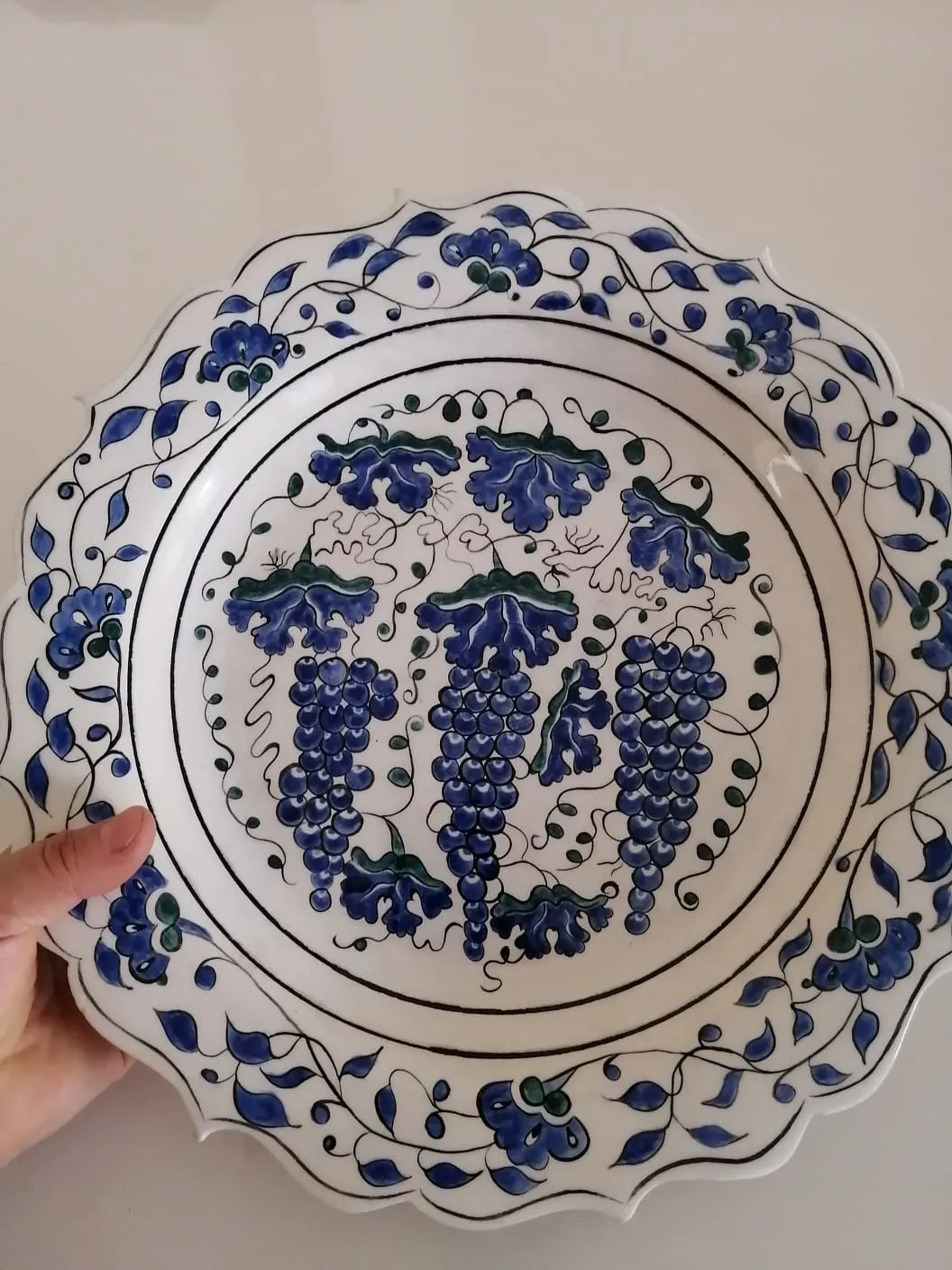 Klasik Üzüm Salkımı Desenli El Yapımı Çini Sunum Tabağı – Kenar Oyuntulu Model