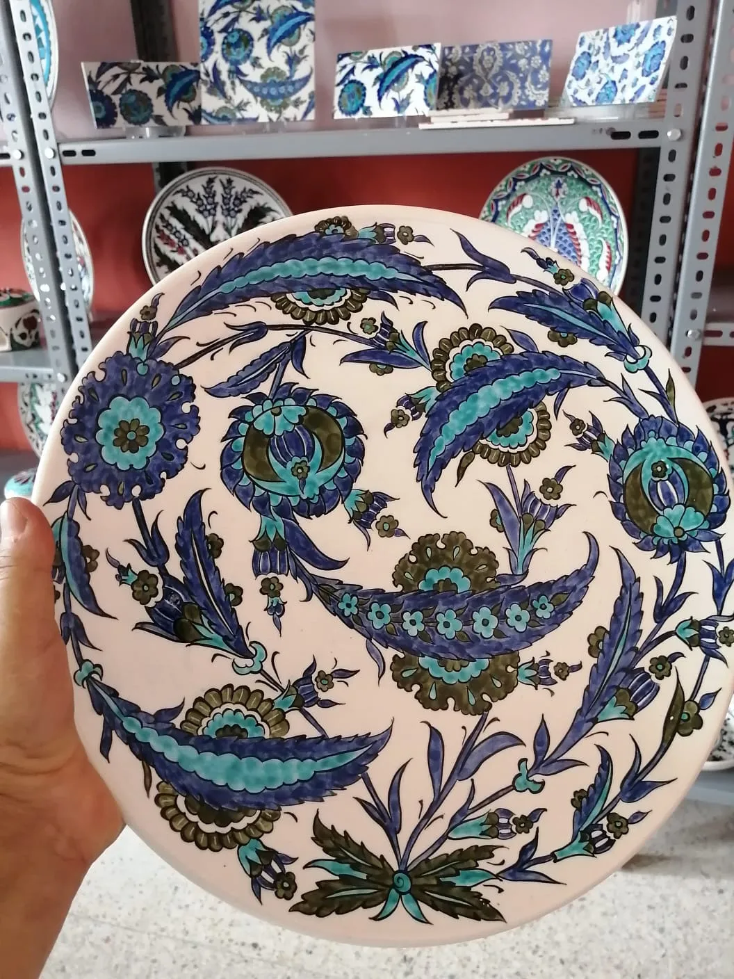 Kıvrık Yaprak ve Şakayık Desenli El Boyaması Çini Dekoratif Tabak