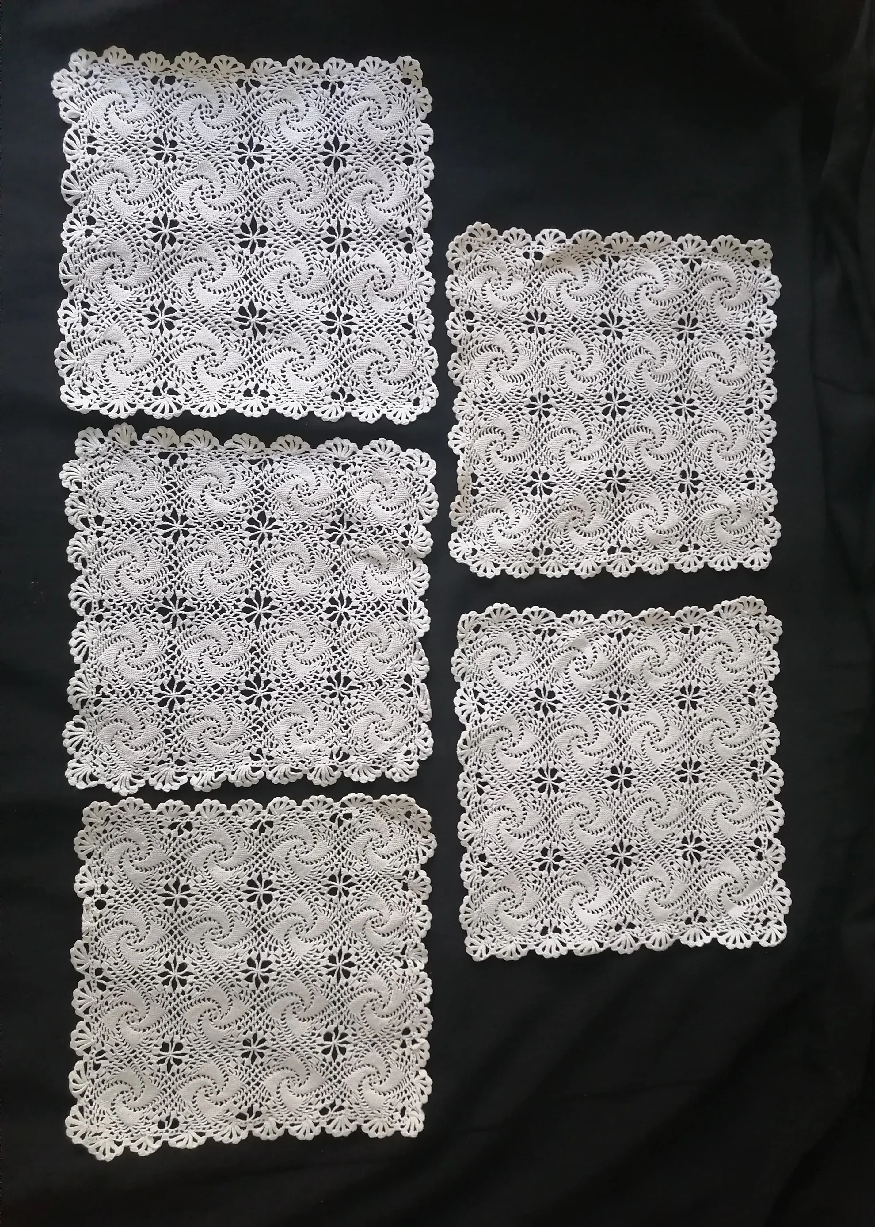 El Yapımı Vintage Kare Dantel Örtü – 5'li Set