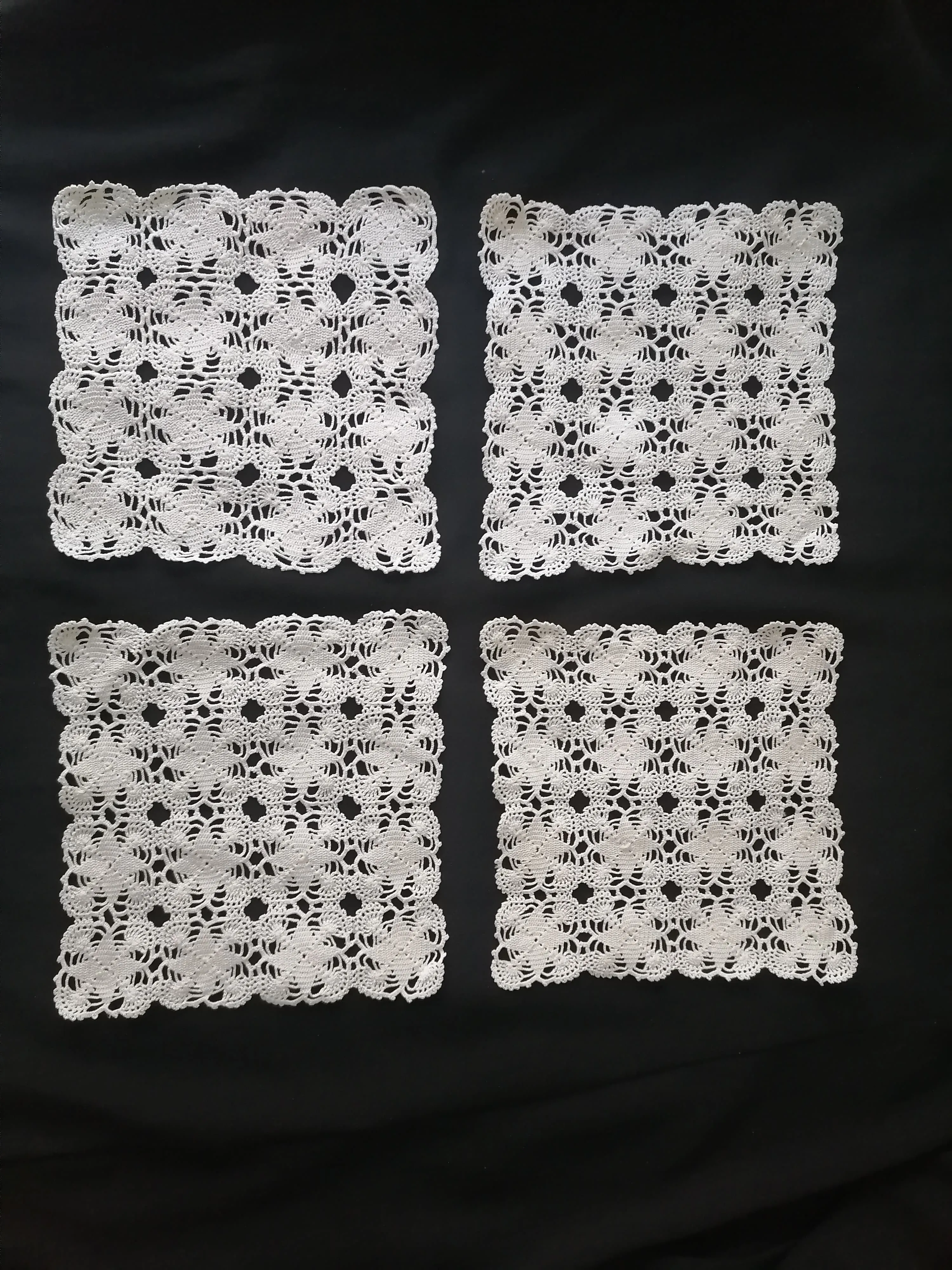 El Yapımı Vintage Kare Dantel Örtü – 5'li Set