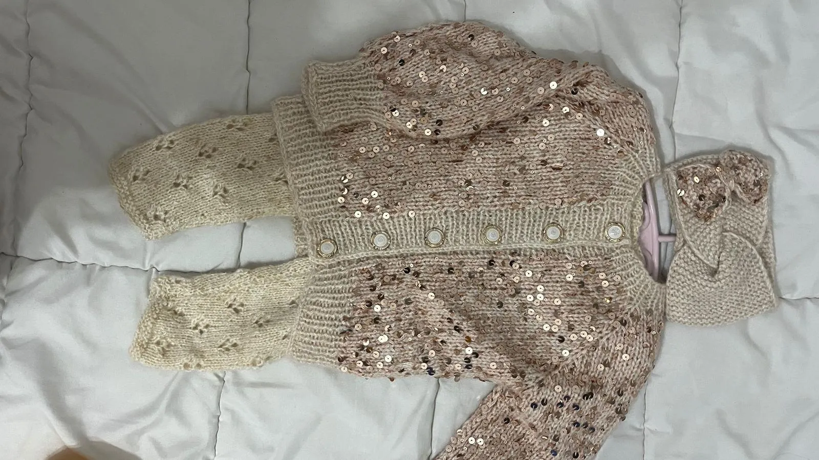 Simli Pul Detaylı 3 Parça Krem Rengi El Örgüsü Bebek Takımı