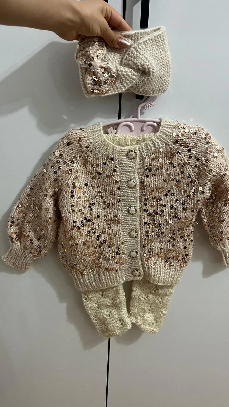 Simli Pul Detaylı 3 Parça Krem Rengi El Örgüsü Bebek Takımı