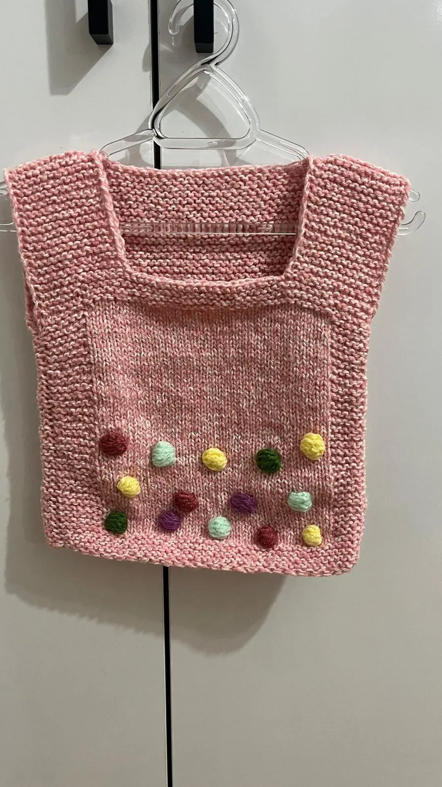 Renkli Ponpon Süslemeli Pembe El Örgüsü Bebek Yeleği
