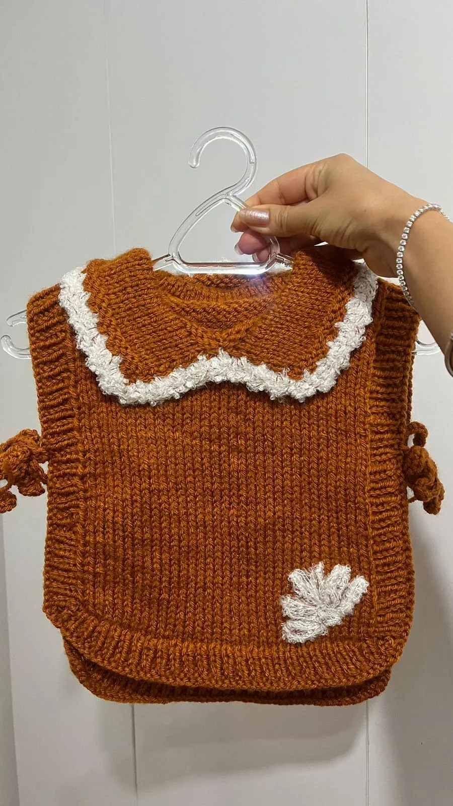Kahverengi Fırfırlı Yaka Detaylı El Örgüsü Bebek Yeleği