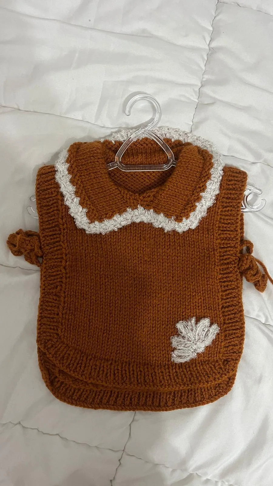 Kahverengi Fırfırlı Yaka Detaylı El Örgüsü Bebek Yeleği