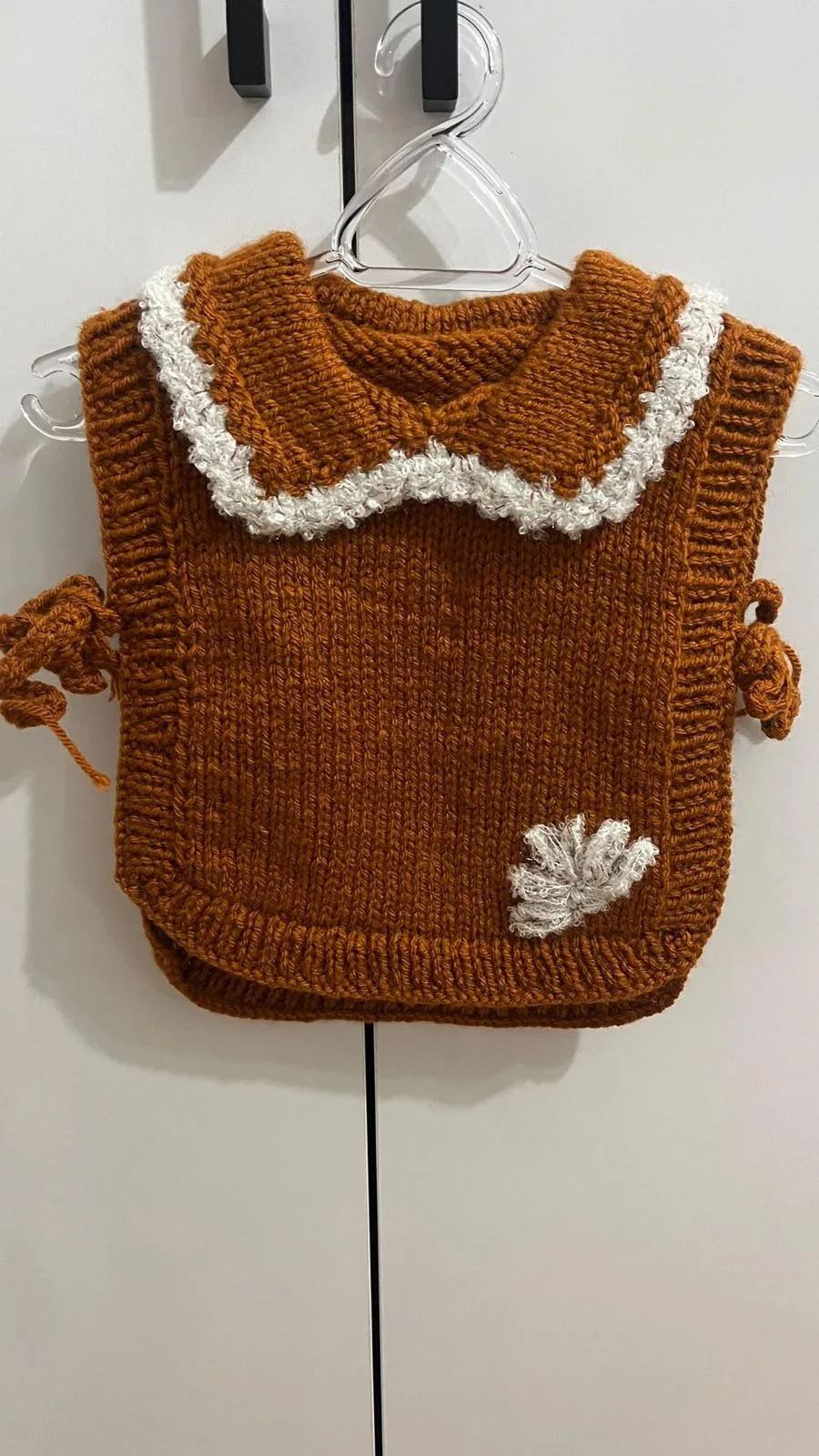 Kahverengi Fırfırlı Yaka Detaylı El Örgüsü Bebek Yeleği