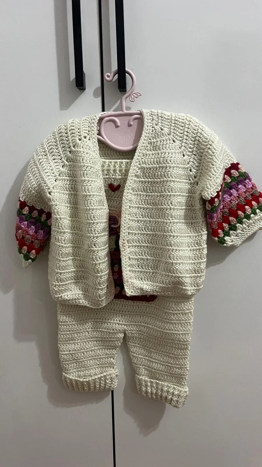 Çiçek Sepeti Motifli El Örgüsü Tulum ve Hırka Takımı 
