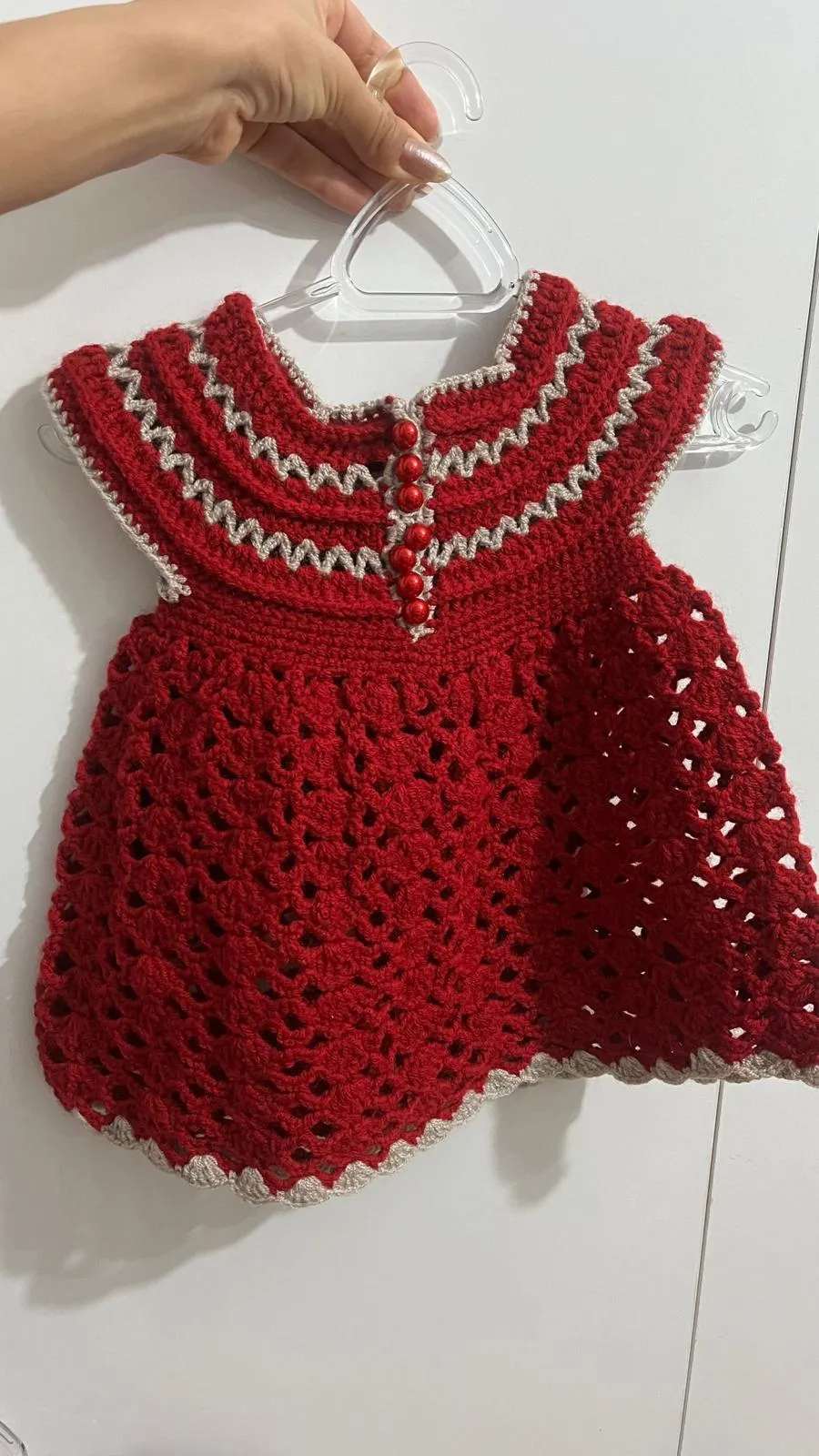 Kırmızı Düğmeli El Örgüsü Bebek Elbisesi