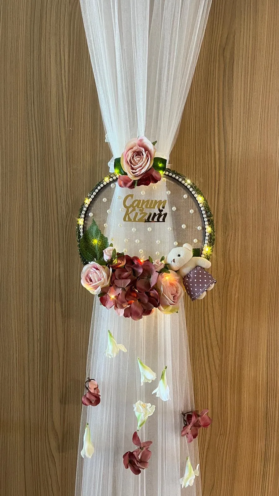 "Canım Kızım" Yazılı Işıklı ve Çiçekli Bebek Kapı Süsü