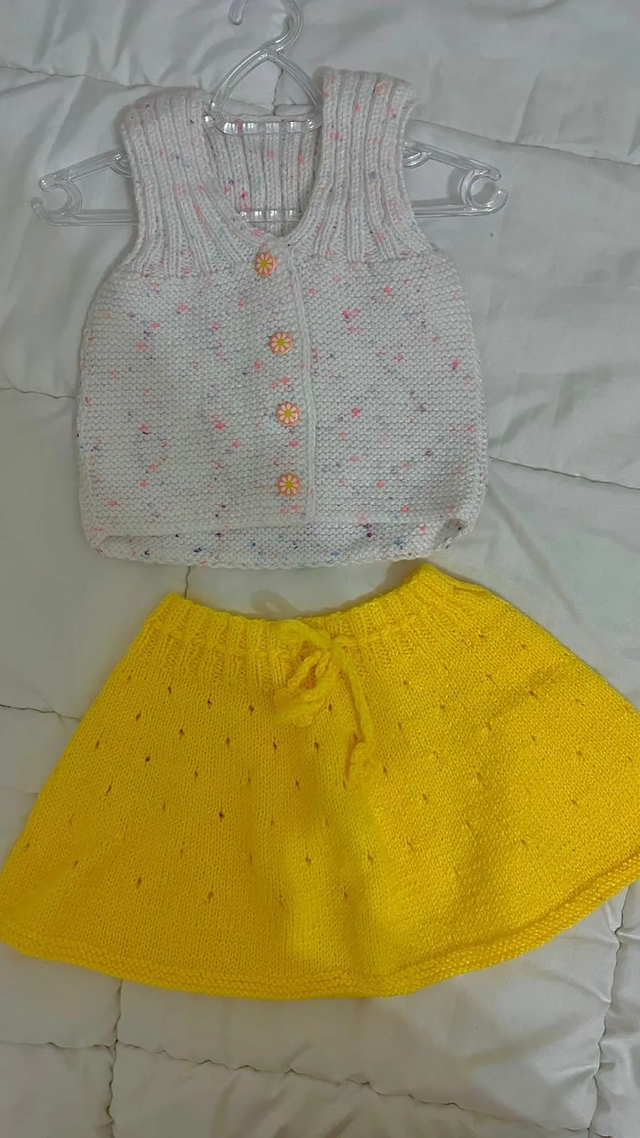 Beyaz Yelek Ve Sarı Etek El Örgüsü Bebek Takımı