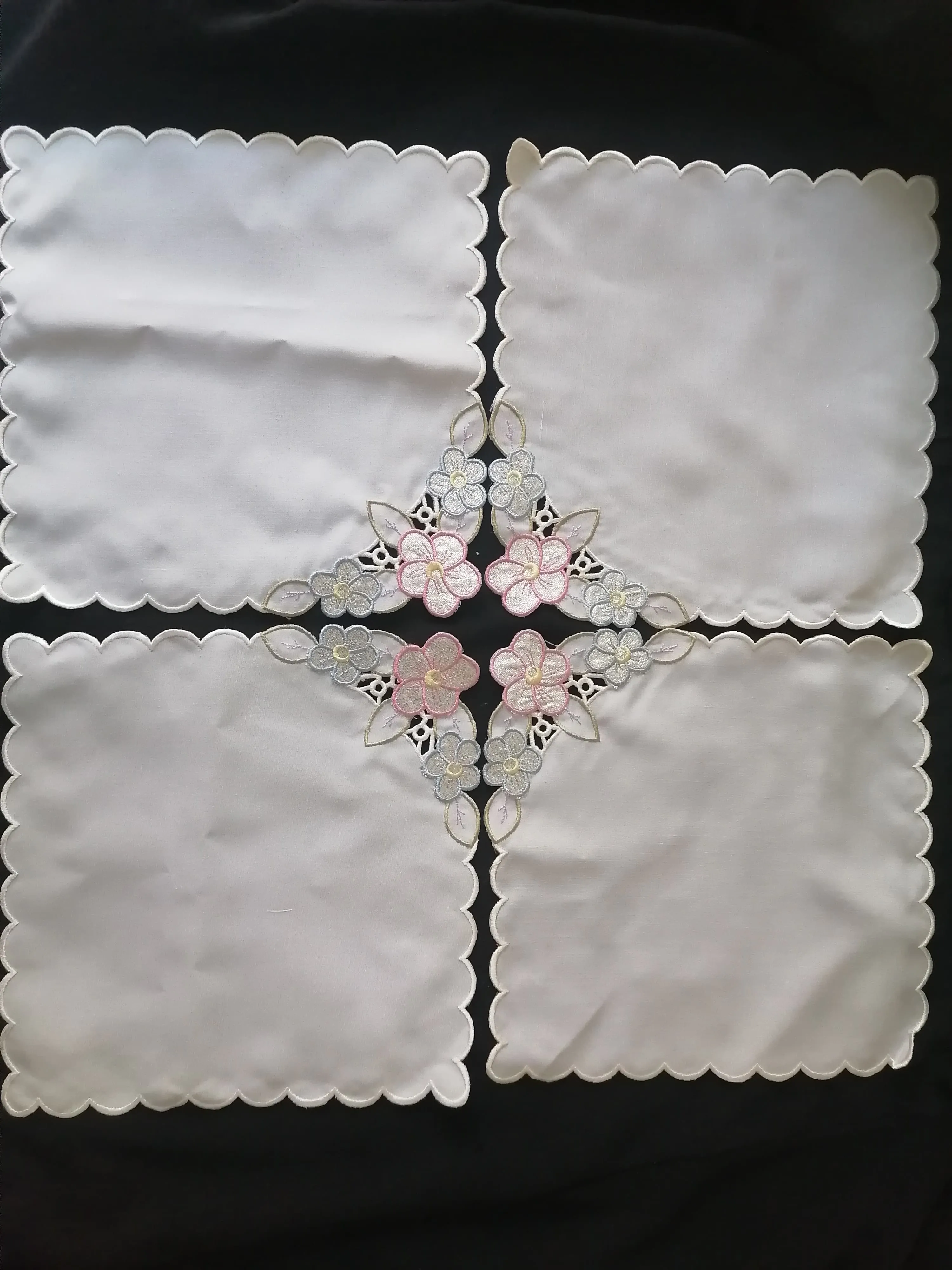 Pembe Çiçek Nakışlı 27x27 cm Dörtlü Sehpa Örtüsü Takımı