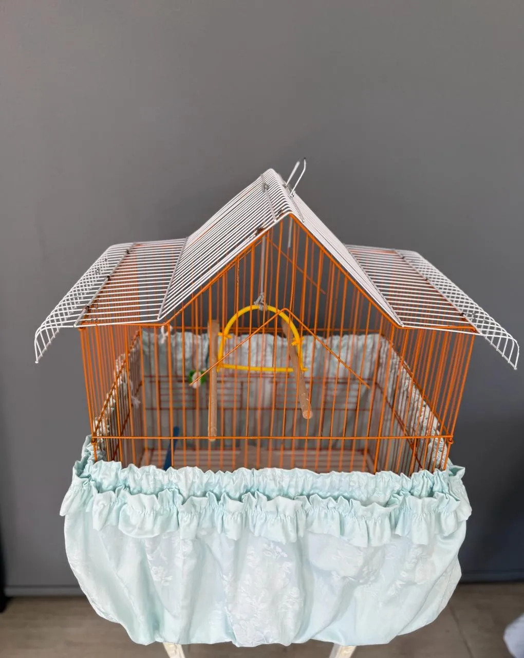 Estetik ve Pratik: Lastikli Fırfırlı Kafes Örtüsü (120–180 cm)