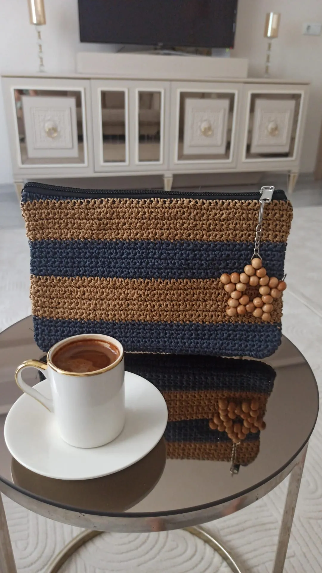 El Örgüsü Hasır Clutch Çanta – Lacivert & Doğal Renkli, Ahşap Aksesuarlı
