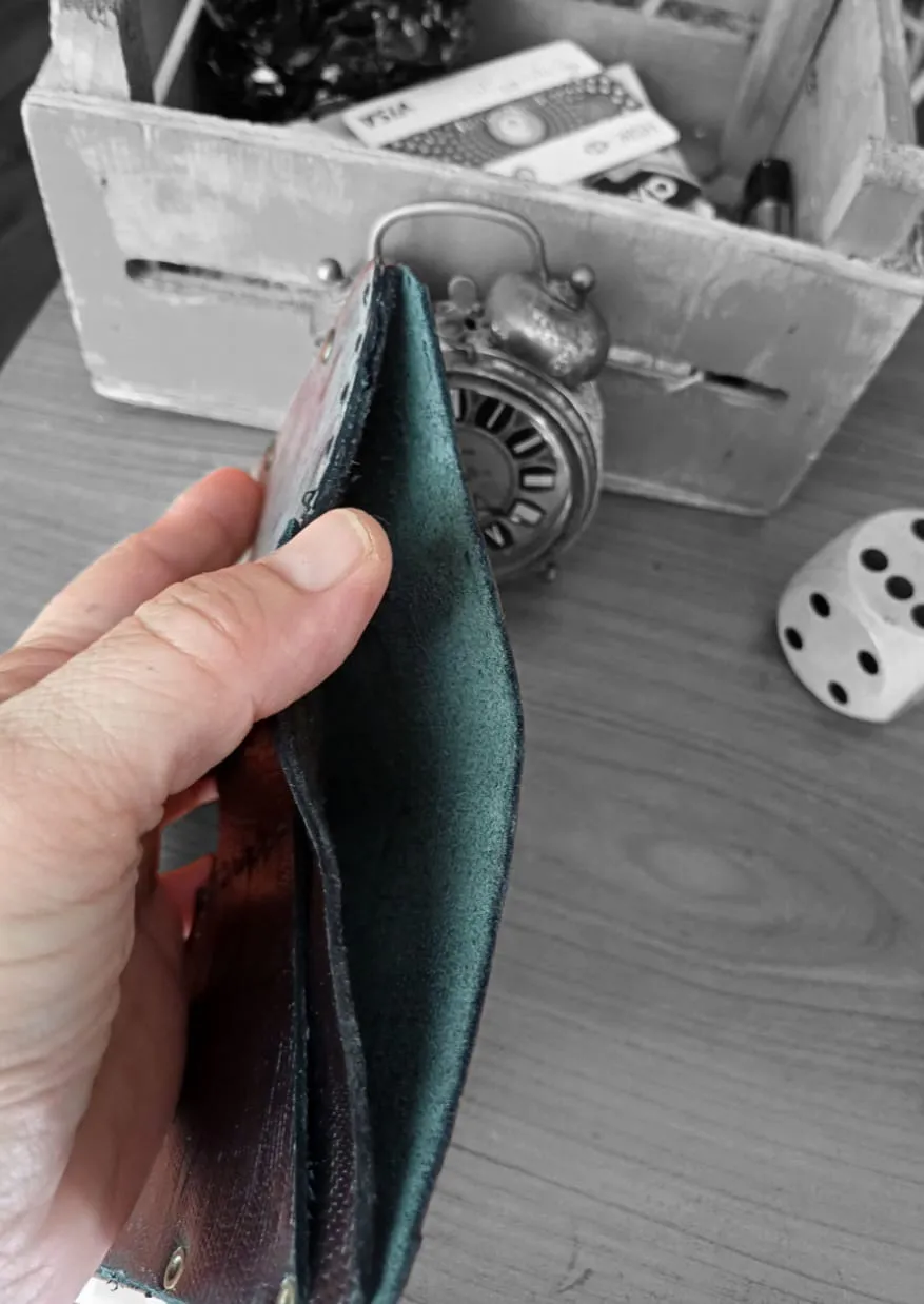 El Yapımı Deri Kartlık – Siyah Timsah Dokulu & Antrasit Kapaklı Tasarım
