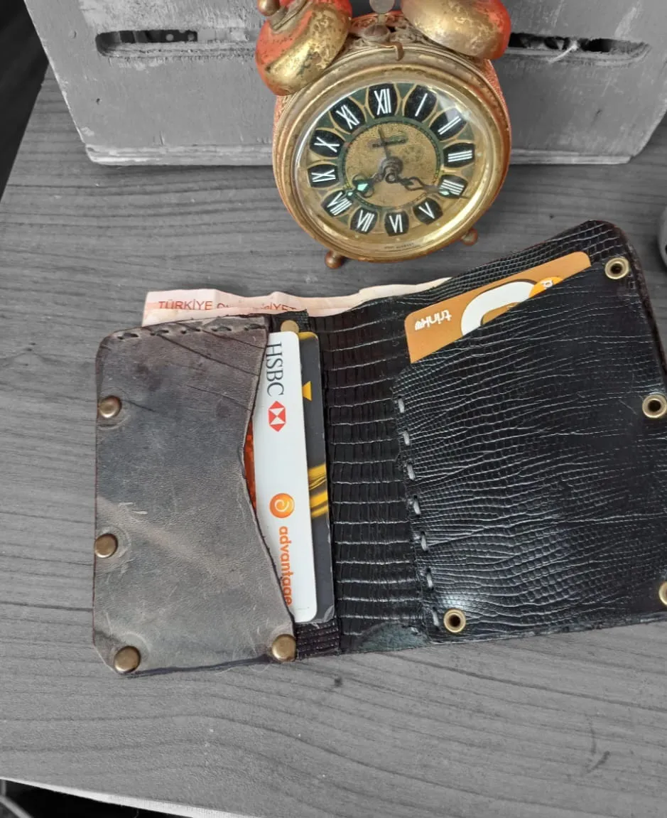 El Yapımı Deri Kartlık – Siyah Timsah Dokulu & Antrasit Kapaklı Tasarım