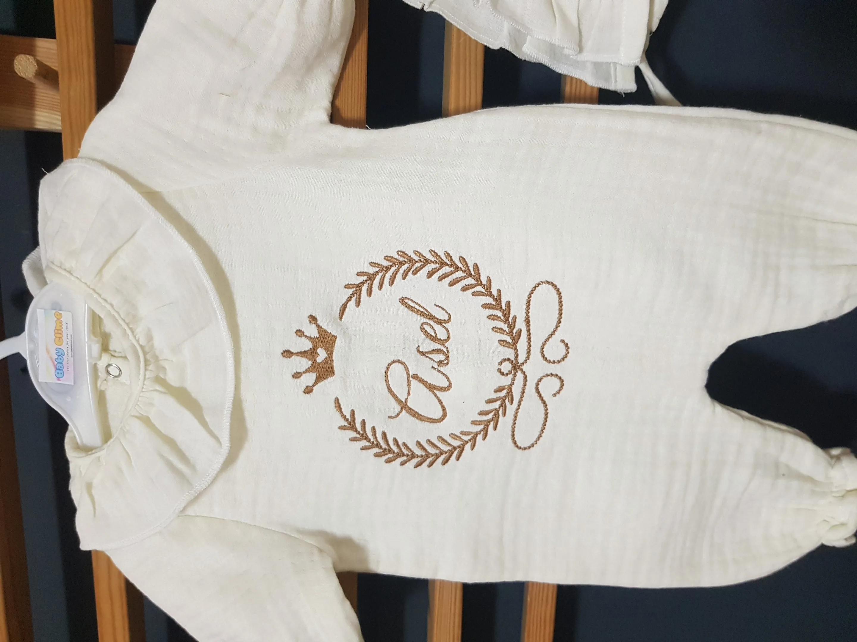 Baby Clime; İsimli Müslin Tulum ve  Bebek Şapkası