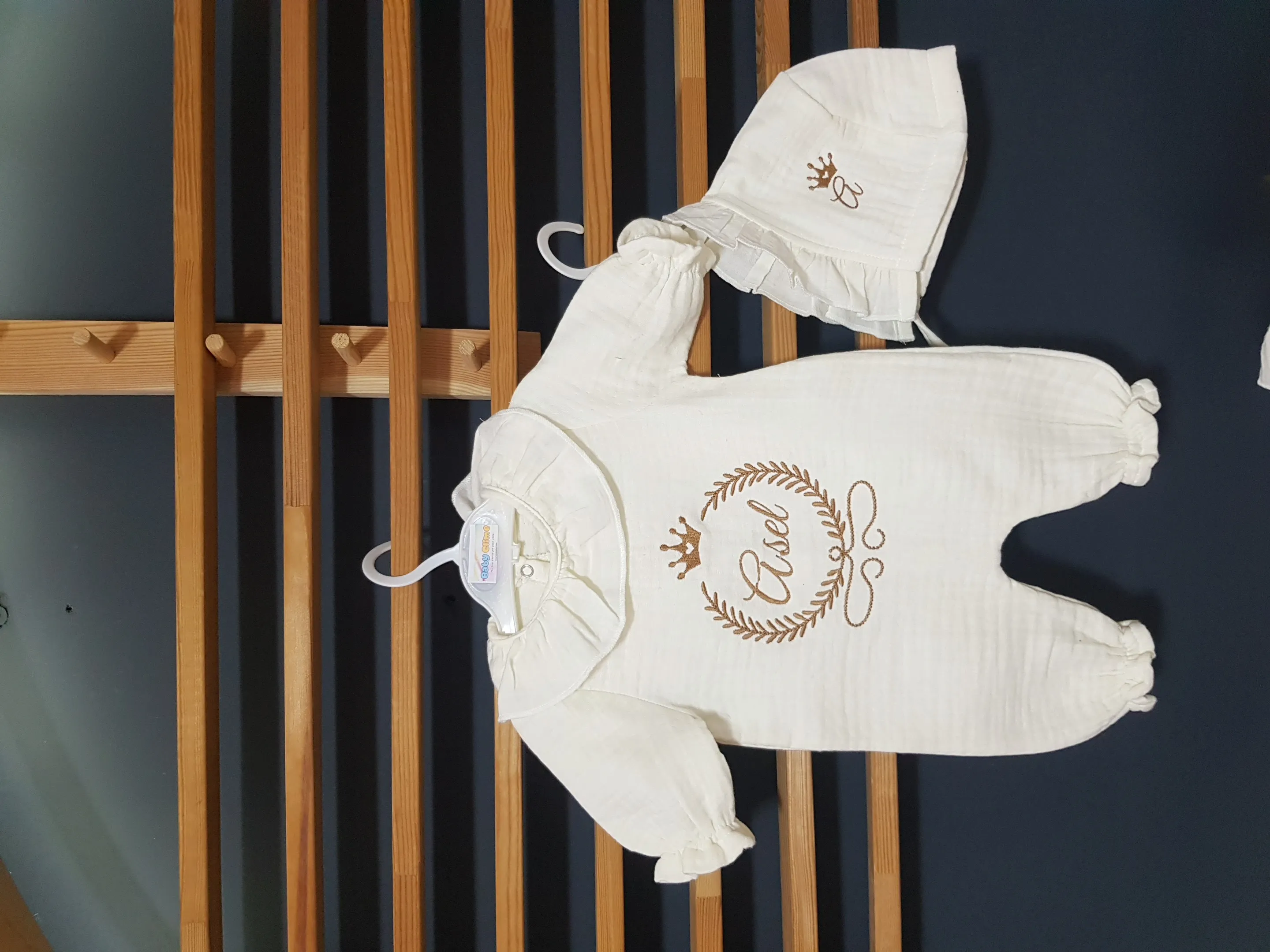 Baby Clime; İsimli Müslin Tulum ve  Bebek Şapkası