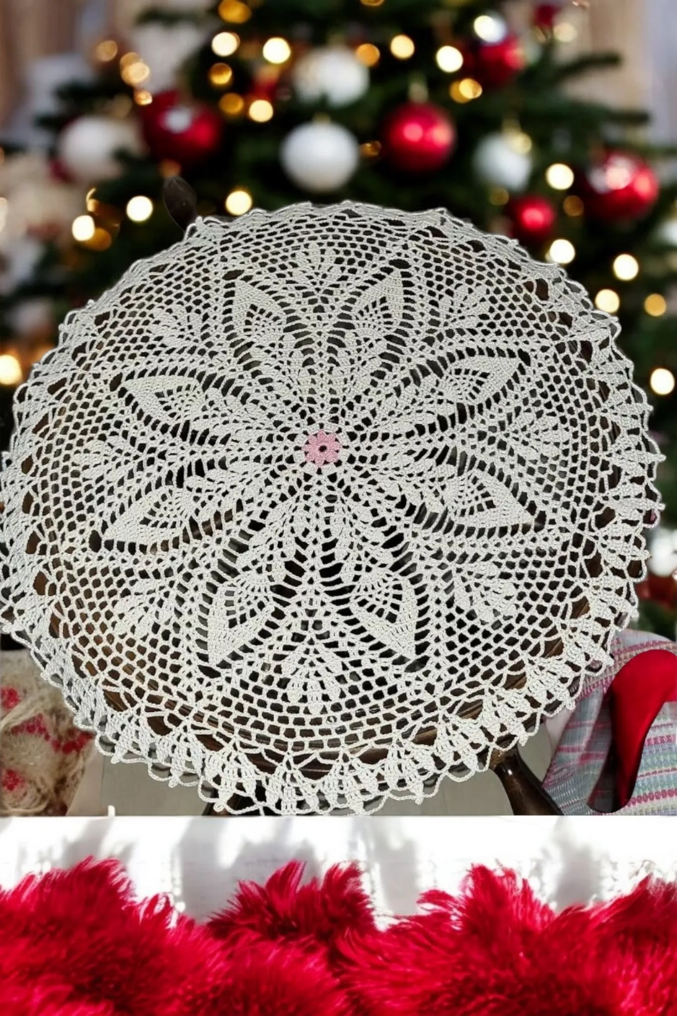 El Yapımı Dantel Motifli Yuvarlak Fiskos Örtüsü