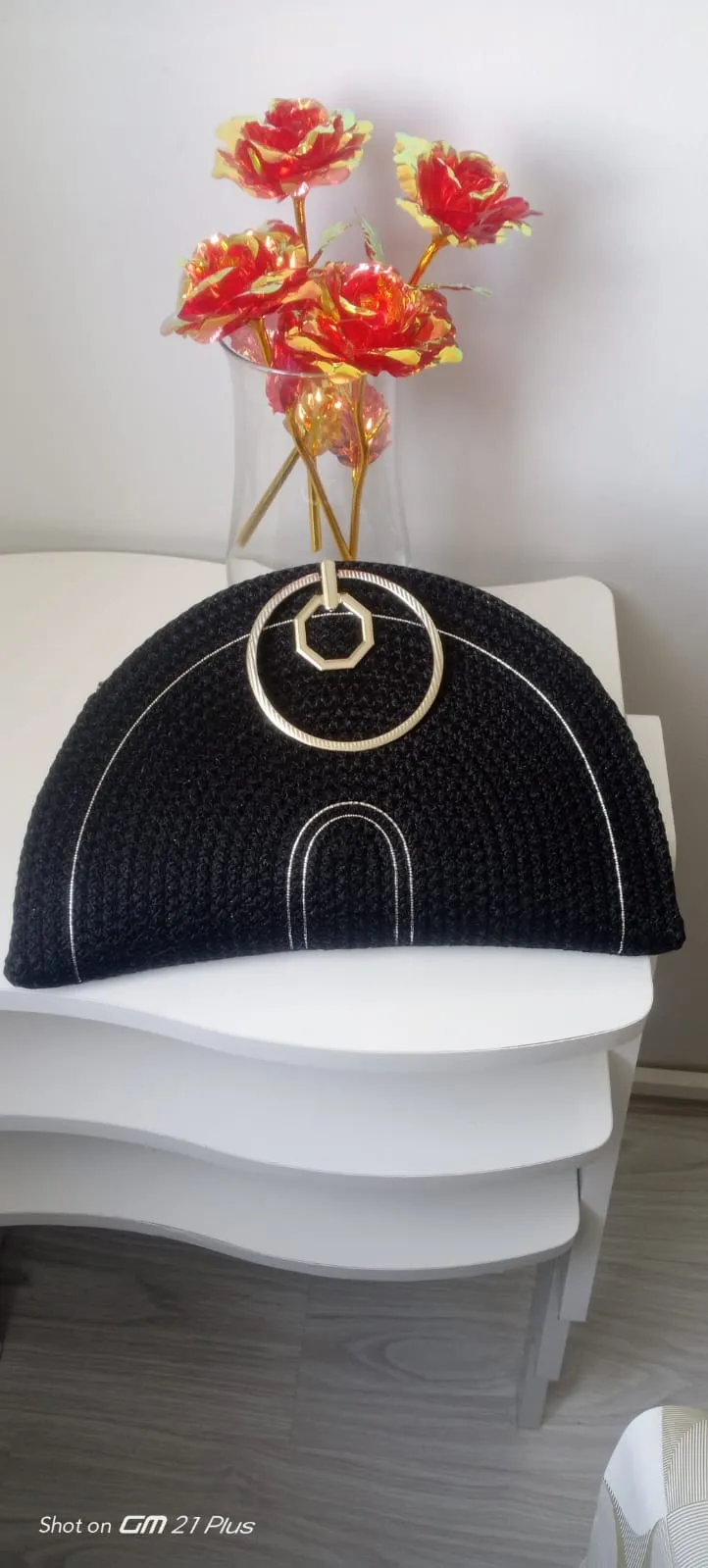 Gümüş Saplı Siyah Clutch Çanta – Floş Detaylı, Fermuarlı El Yapımı Model