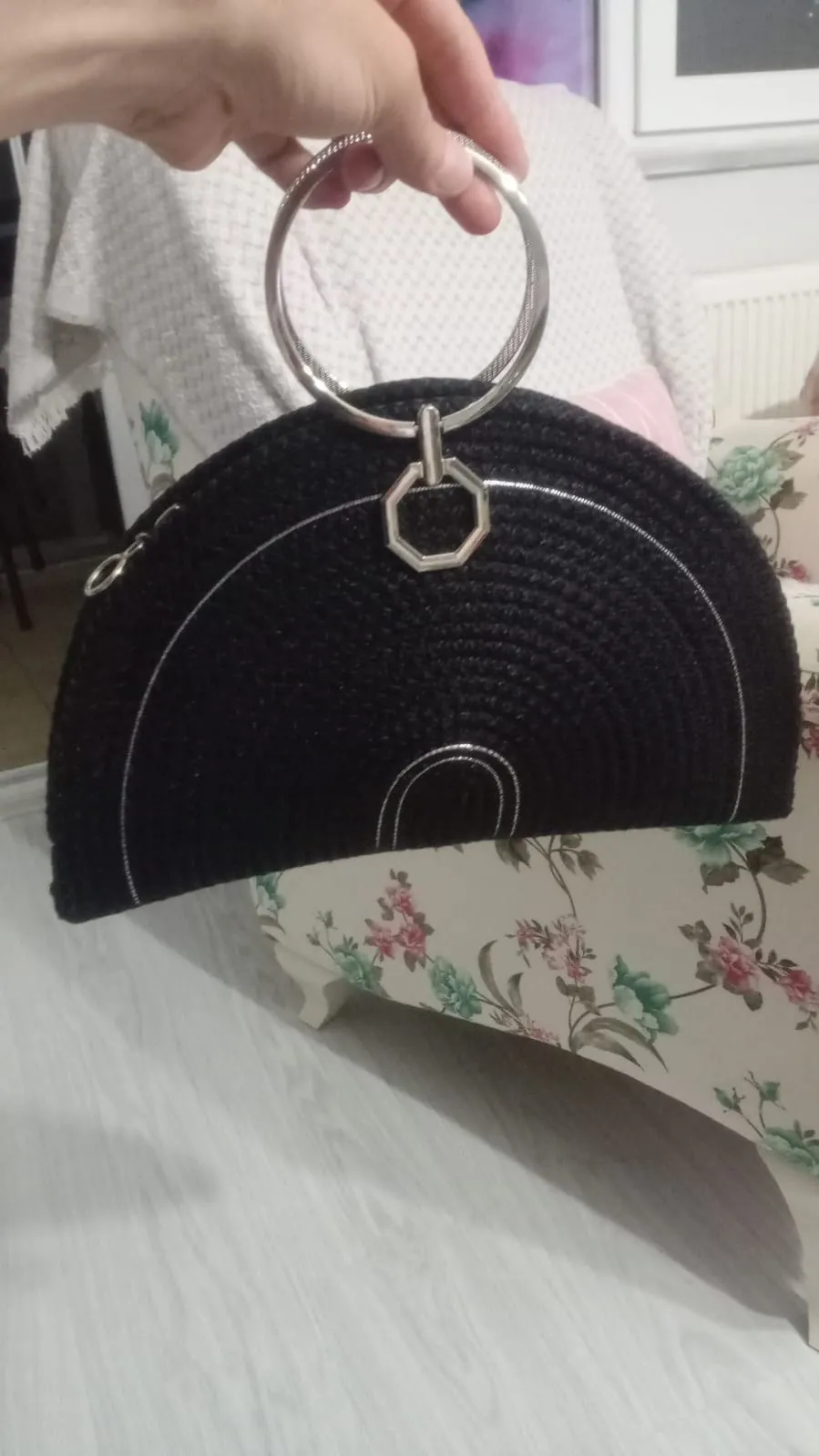 Gümüş Saplı Siyah Clutch Çanta – Floş Detaylı, Fermuarlı El Yapımı Model