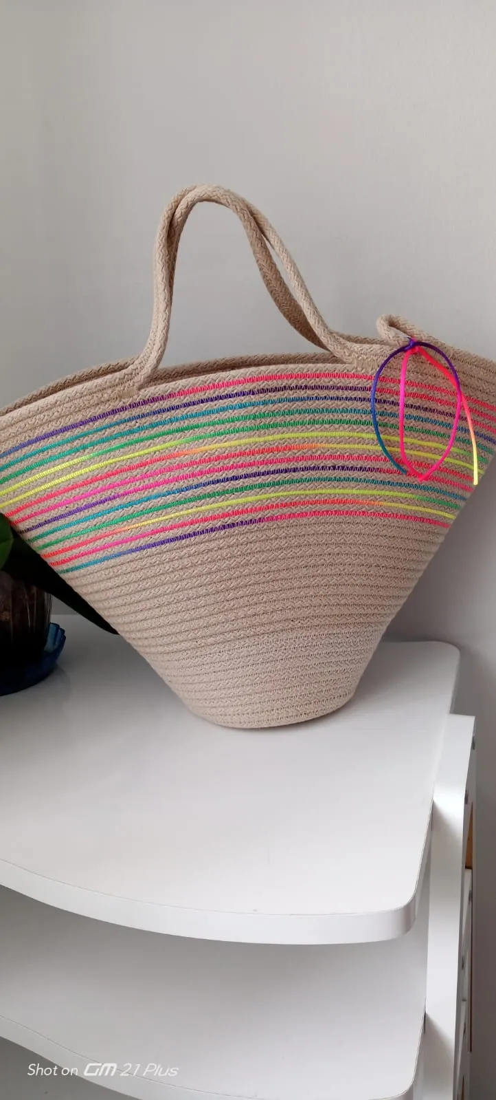El Yapımı Örme Plaj Çantası – Neon Şerit Detaylı, Geniş Hacimli Yazlık Çanta