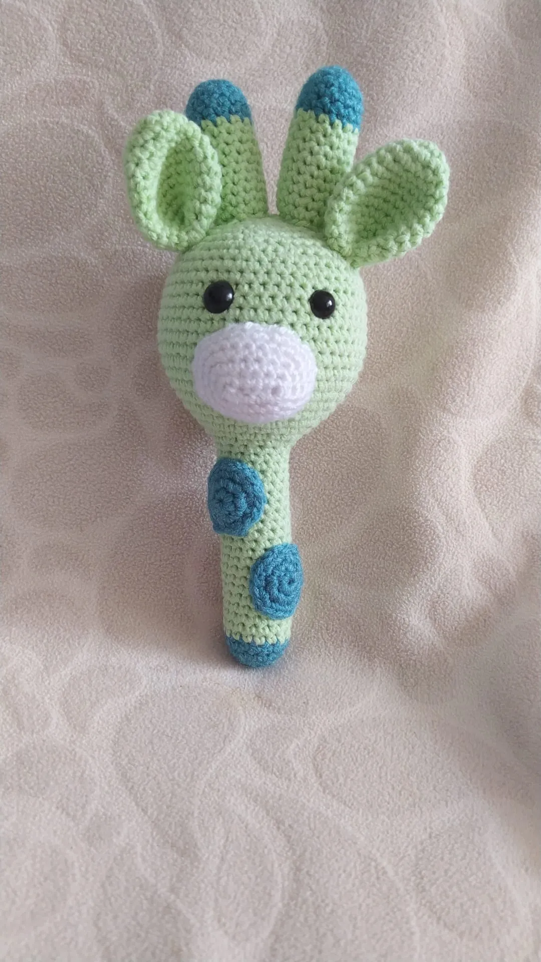 El Yapımı Yeşil Zürafa Çıngırak – Amigurumi Organik Bebek Oyuncağı